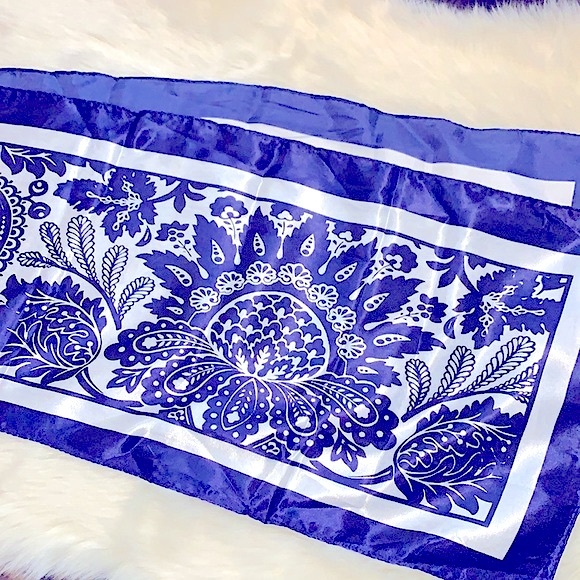 ✨HP✨RARE Classy Blue/White Floral Design Silky Wrapped Scarf Limited Edition - Picture 4 of 16